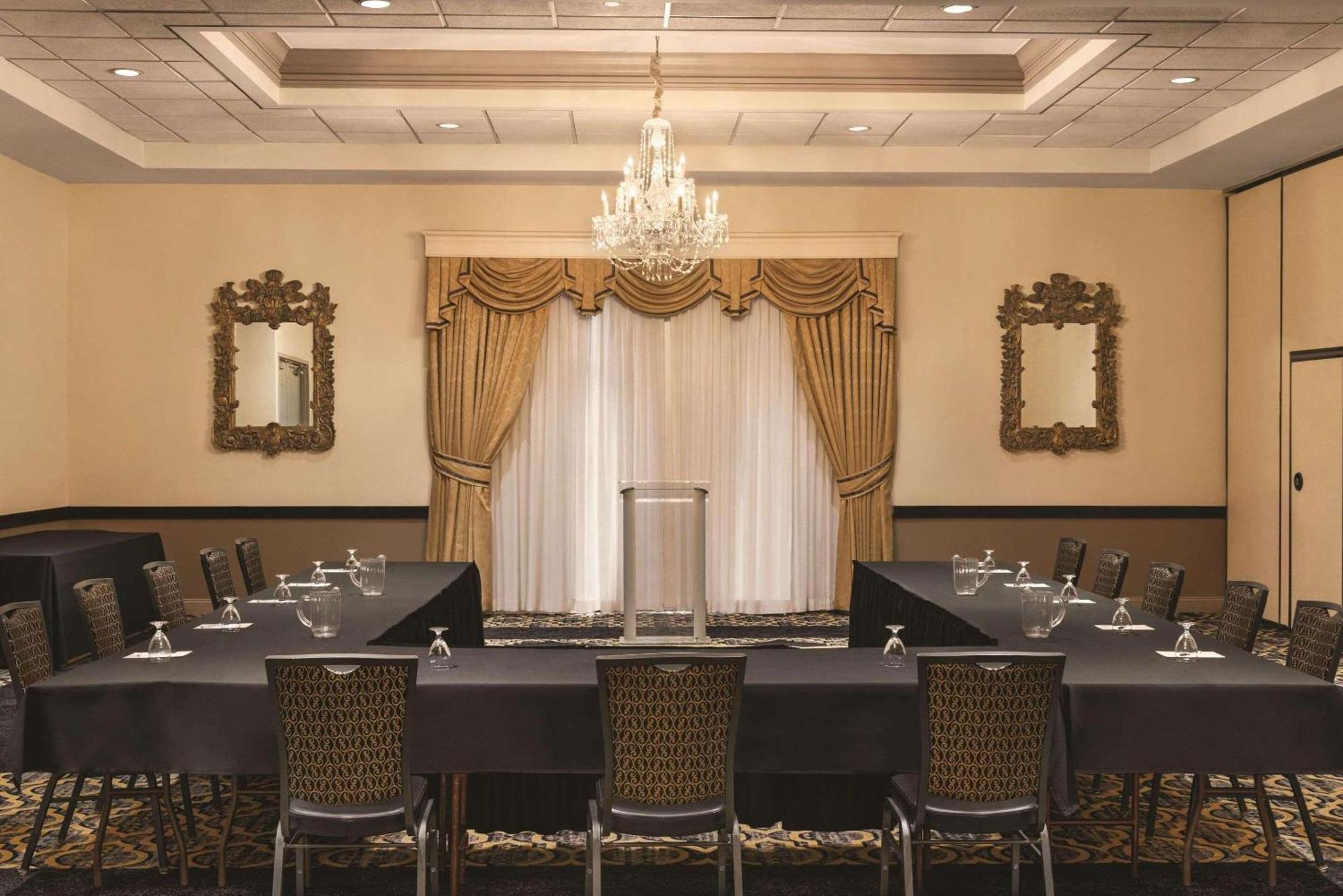 Radisson Hotel & Conference Center Ρόκφορντ Εξωτερικό φωτογραφία