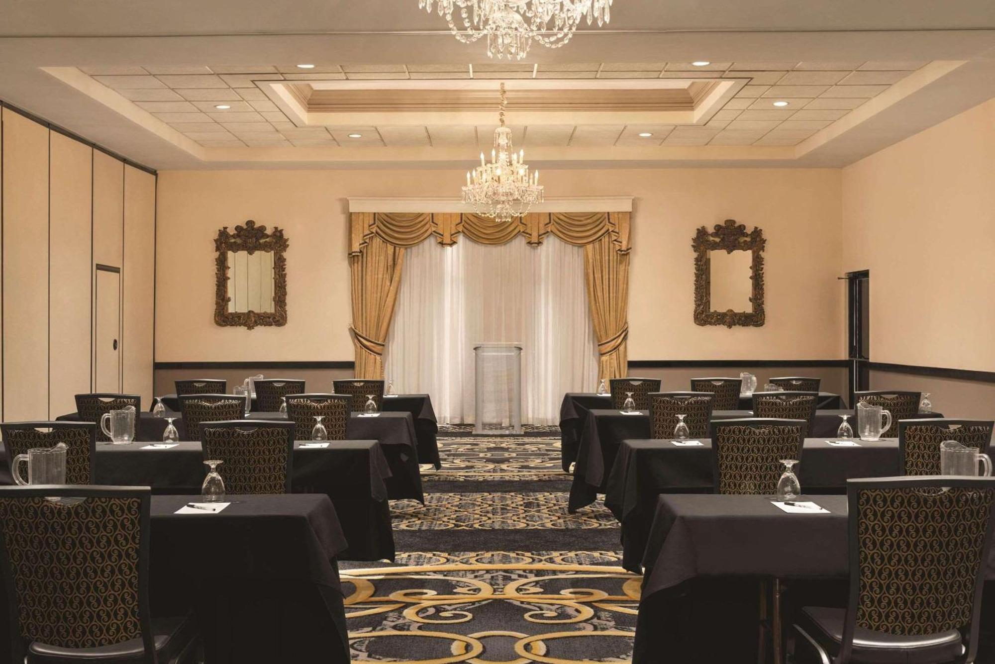 Radisson Hotel & Conference Center Ρόκφορντ Εξωτερικό φωτογραφία