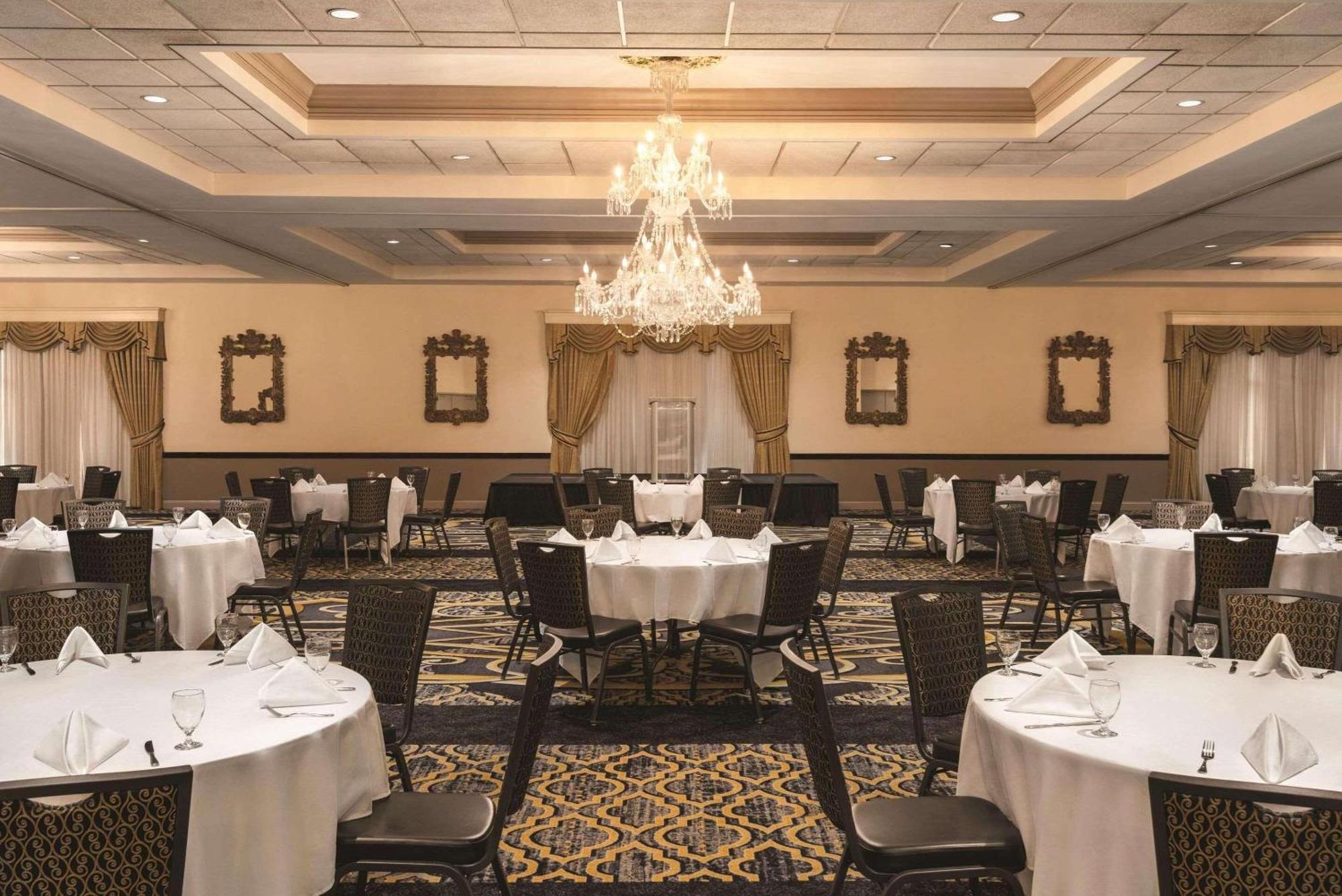Radisson Hotel & Conference Center Ρόκφορντ Εξωτερικό φωτογραφία